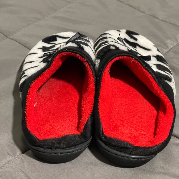 Houndstooth Pattern Slippers with red inside - Picture 3 of 6